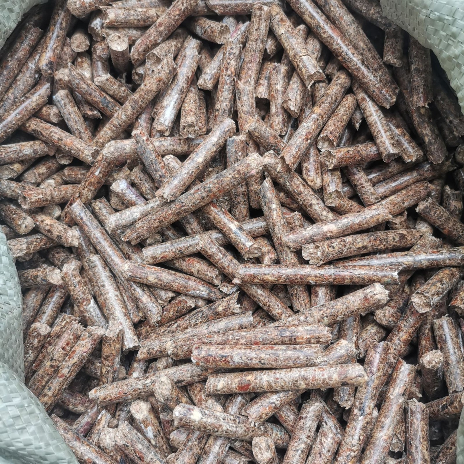 無(wú)煙不結(jié)焦松木燃燒顆粒木質(zhì)顆粒生物質(zhì)顆粒生物質(zhì)木顆粒燃料廠